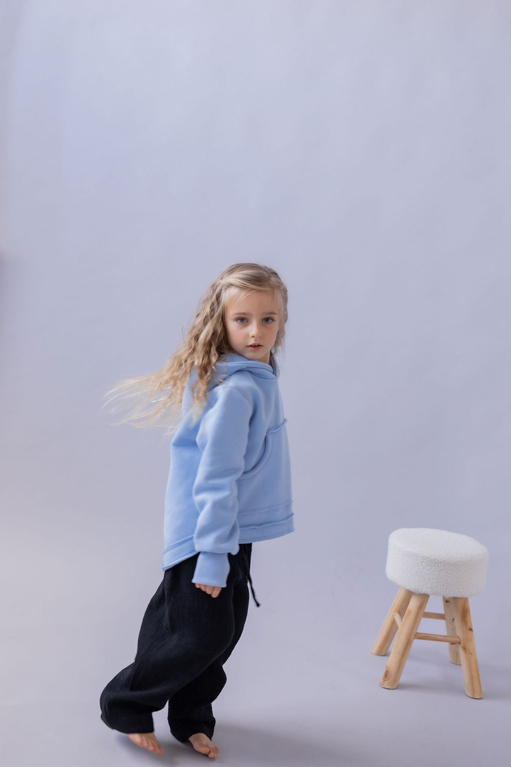 divci-mikina-pocesana-teplakovina-s-kapuci-kapsa-klokan-baby-bue