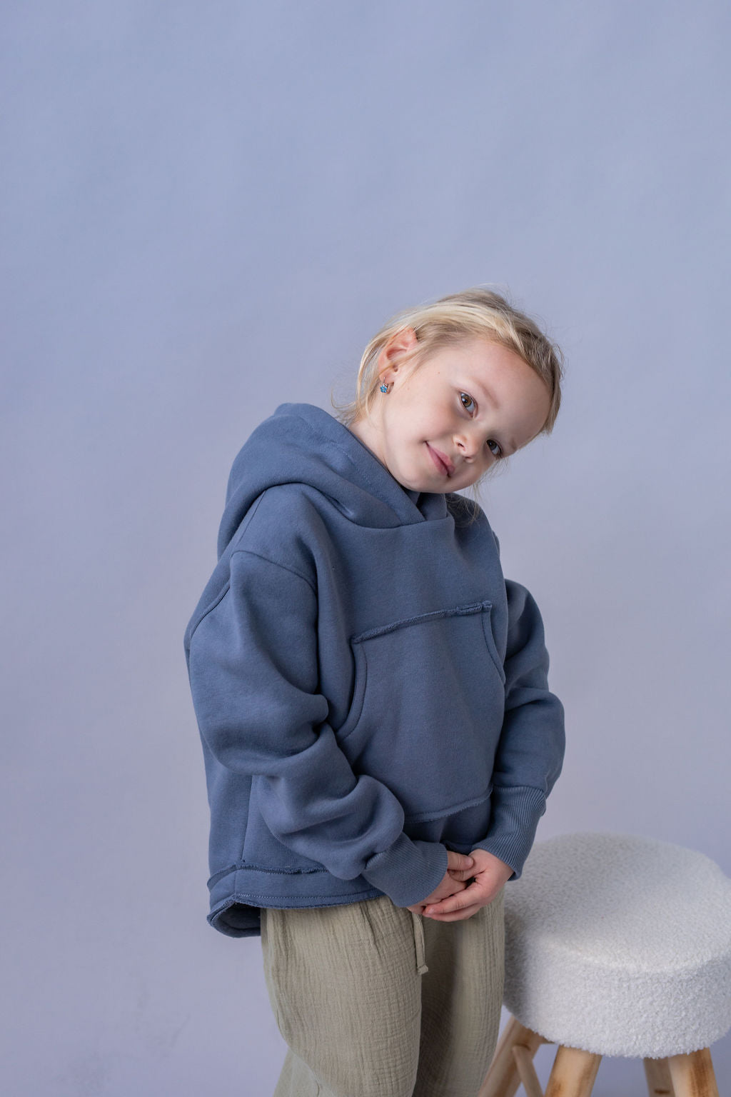 divci-mikina-pocesana-teplakovina-s-kapuci-kapsa-klokan-tmave-seda