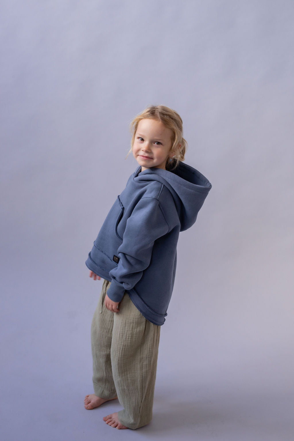 divci-mikina-pocesana-teplakovina-s-kapuci-kapsa-klokan-tmave-seda