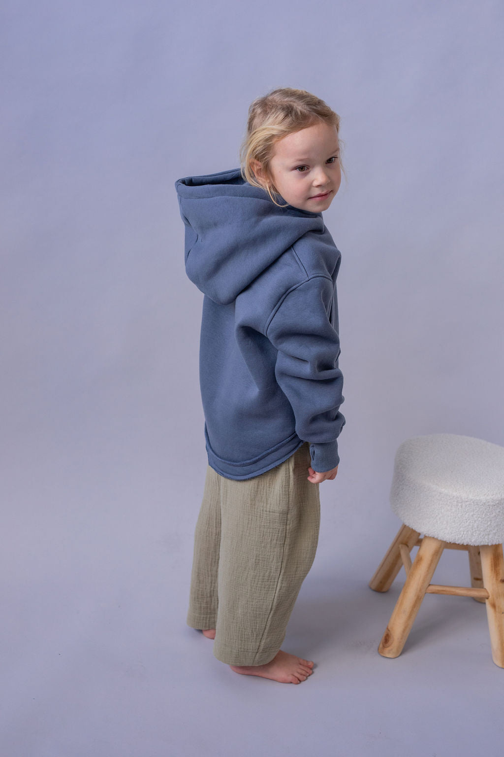 divci-mikina-pocesana-teplakovina-s-kapuci-kapsa-klokan-tmave-seda