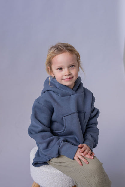 divci-mikina-pocesana-teplakovina-s-kapuci-kapsa-klokan-tmave-seda