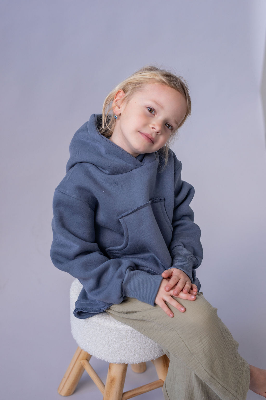 divci-mikina-pocesana-teplakovina-s-kapuci-kapsa-klokan-tmave-seda