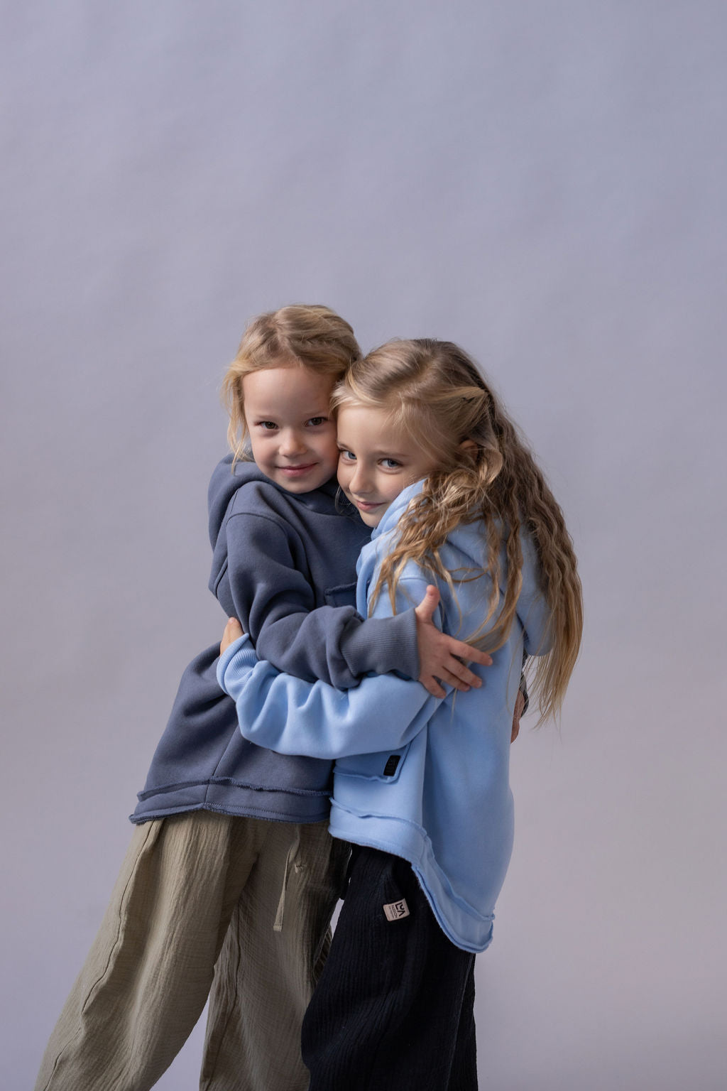 divci-mikina-pocesana-teplakovina-s-kapuci-kapsa-klokan-tmave-seda