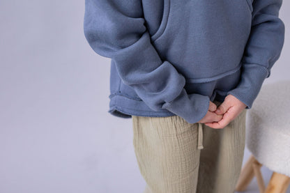 divci-mikina-pocesana-teplakovina-s-kapuci-kapsa-klokan-tmave-seda-detail