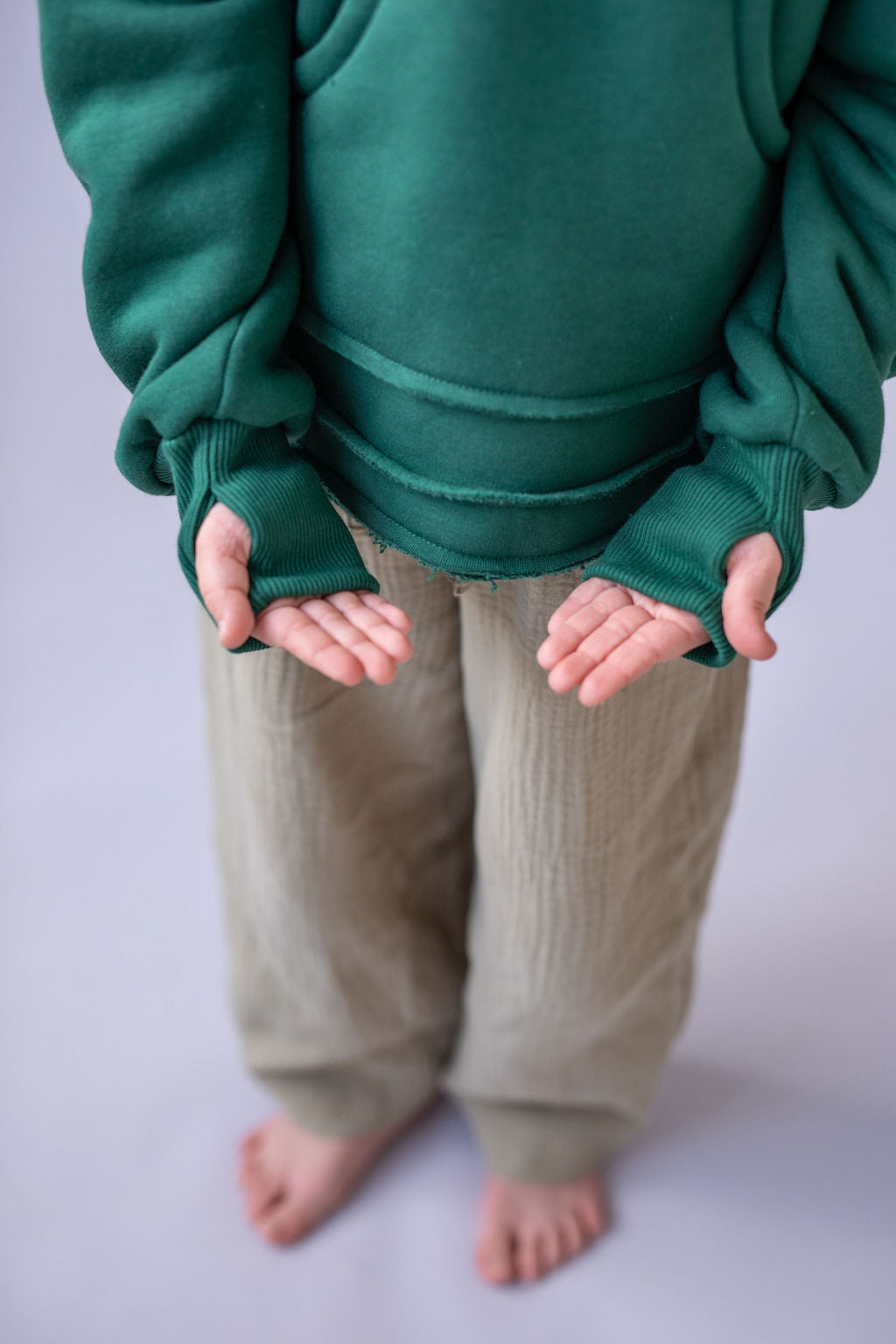 divci-mikina-pocesana-teplakovina-s-kapuci-kapsa-klokan-zelena-detail