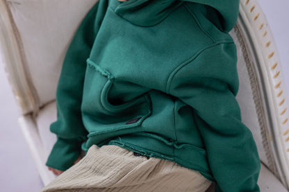 divci-mikina-pocesana-teplakovina-s-kapuci-kapsa-klokan-zelena-detail