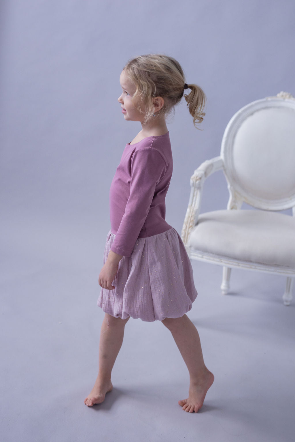 divci-saty-balonova-sukne-ke-kolenum-vrchni-dil-uplet-spodni-dil-muselin-lehkost-elegance-na-veceri-do-divadla-na-prochazky-ruzova-zlate-tecky