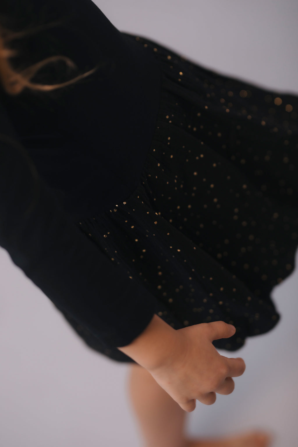 divci-saty-balonova-sukne-ke-kolenum-vrchni-dil-uplet-spodni-dil-muselin-lehkost-elegance-na-veceri-do-divadla-na-prochazky-zlate-tecky-cerna-detail