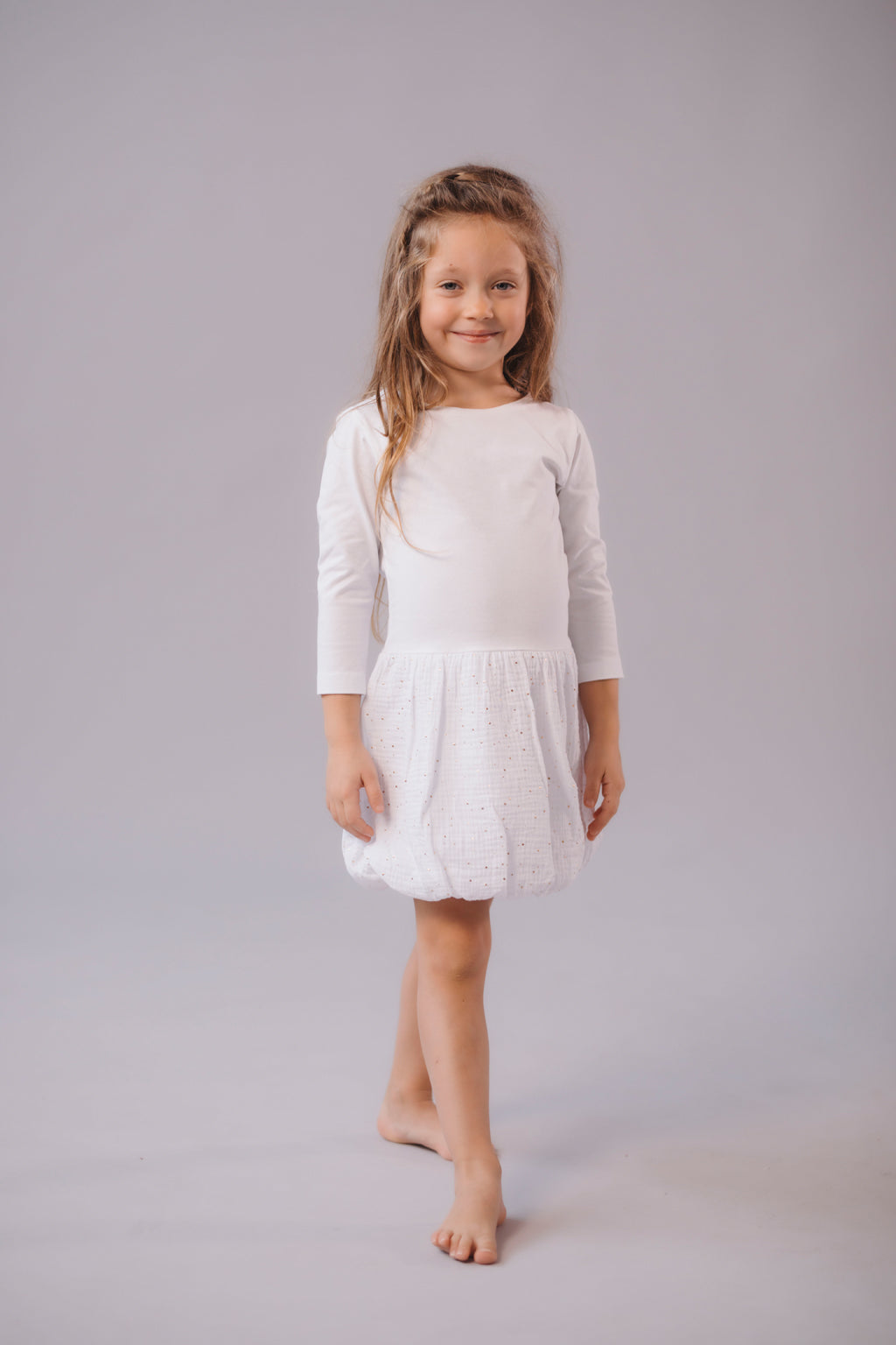 divci-saty-balonova-sukne-ke-kolenum-vrchni-dil-uplet-spodni-dil-muselin-lehkost-elegance-na-veceri-do-divadla-na-prochazky-zlate-tecky-bila