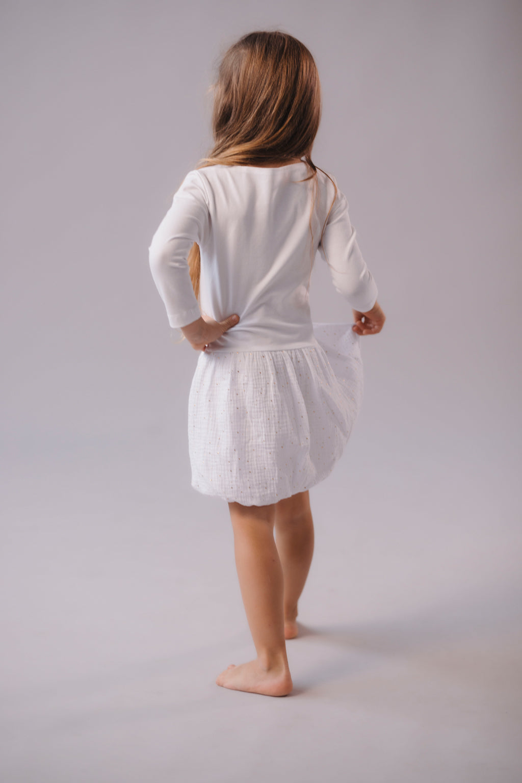 divci-saty-balonova-sukne-ke-kolenum-vrchni-dil-uplet-spodni-dil-muselin-lehkost-elegance-na-veceri-do-divadla-na-prochazky-zlate-tecky-bila