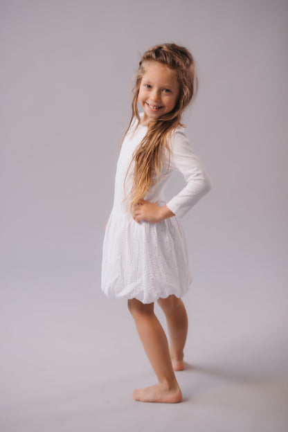 divci-saty-balonova-sukne-ke-kolenum-vrchni-dil-uplet-spodni-dil-muselin-lehkost-elegance-na-veceri-do-divadla-na-prochazky-zlate-tecky-bila