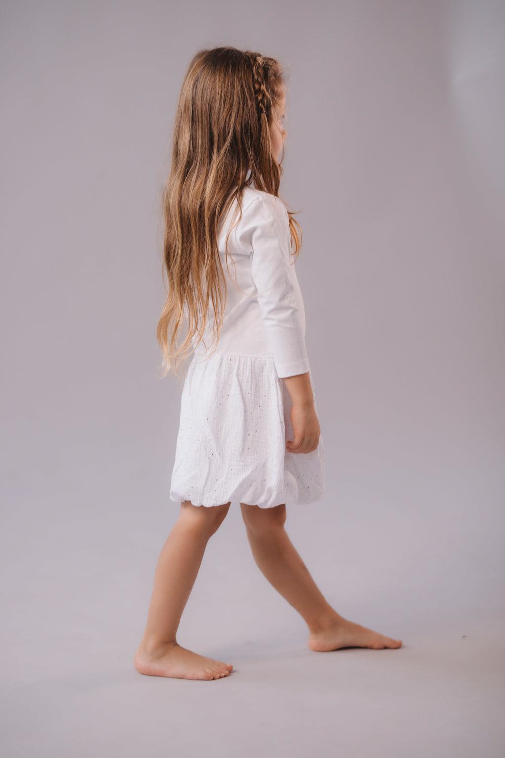 divci-saty-balonova-sukne-ke-kolenum-vrchni-dil-uplet-spodni-dil-muselin-lehkost-elegance-na-veceri-do-divadla-na-prochazky-zlate-tecky-bila