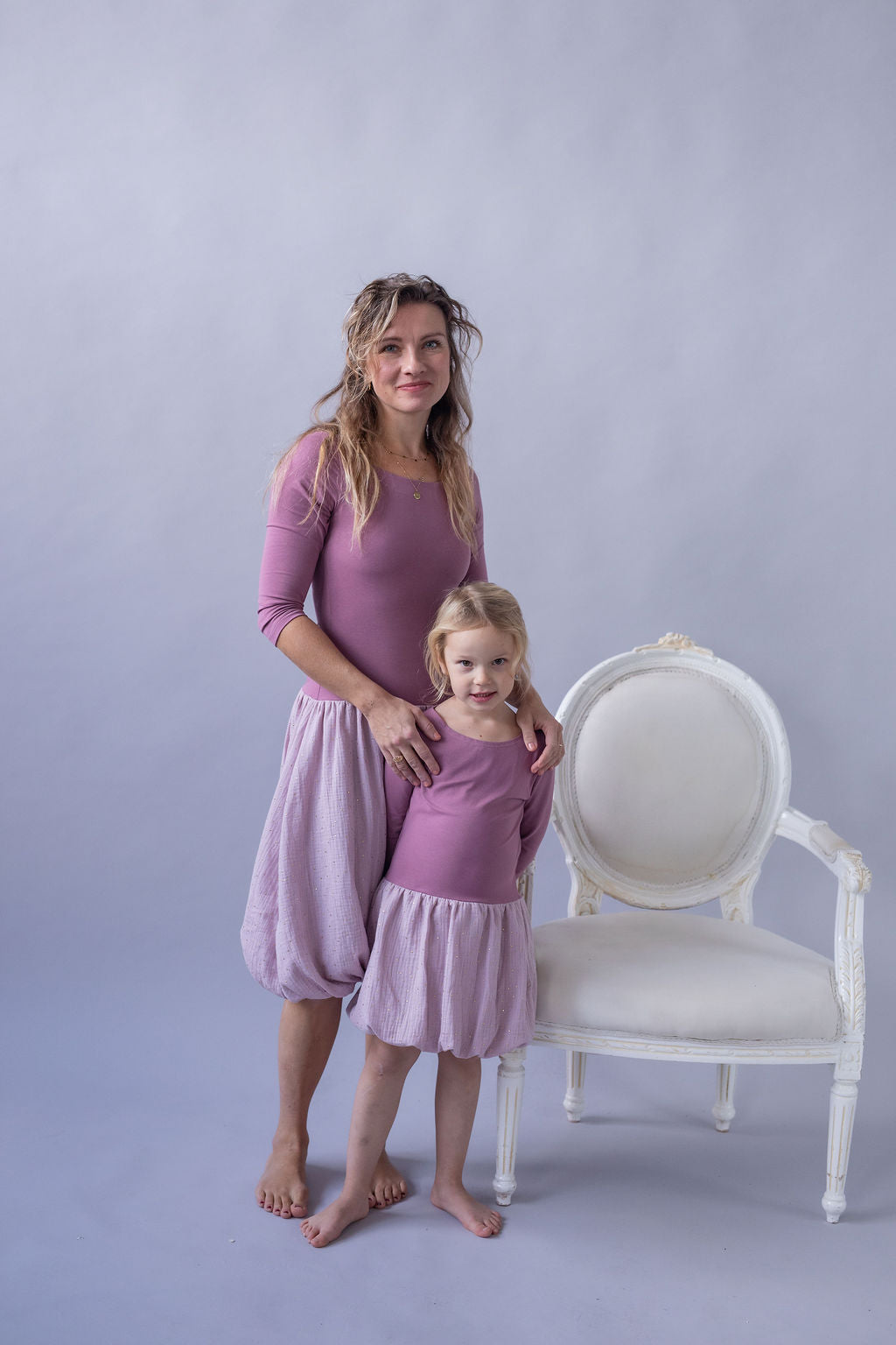 divci-saty-balonova-sukne-ke-kolenum-vrchni-dil-uplet-spodni-dil-muselin-lehkost-elegance-na-veceri-do-divadla-na-prochazky-ruzova-zlate-tecky