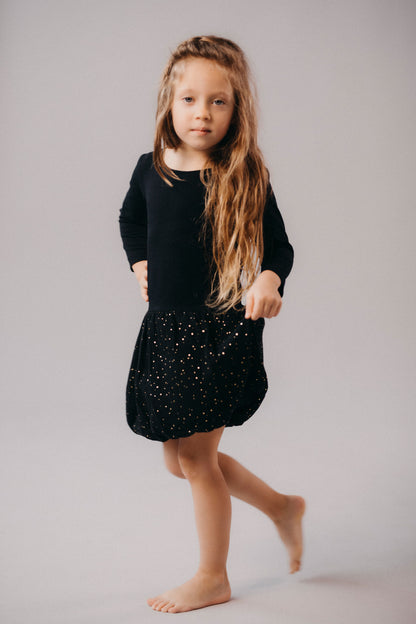 divci-saty-balonova-sukne-ke-kolenum-vrchni-dil-uplet-spodni-dil-muselin-lehkost-elegance-na-veceri-do-divadla-na-prochazky-zlate-tecky-cerna