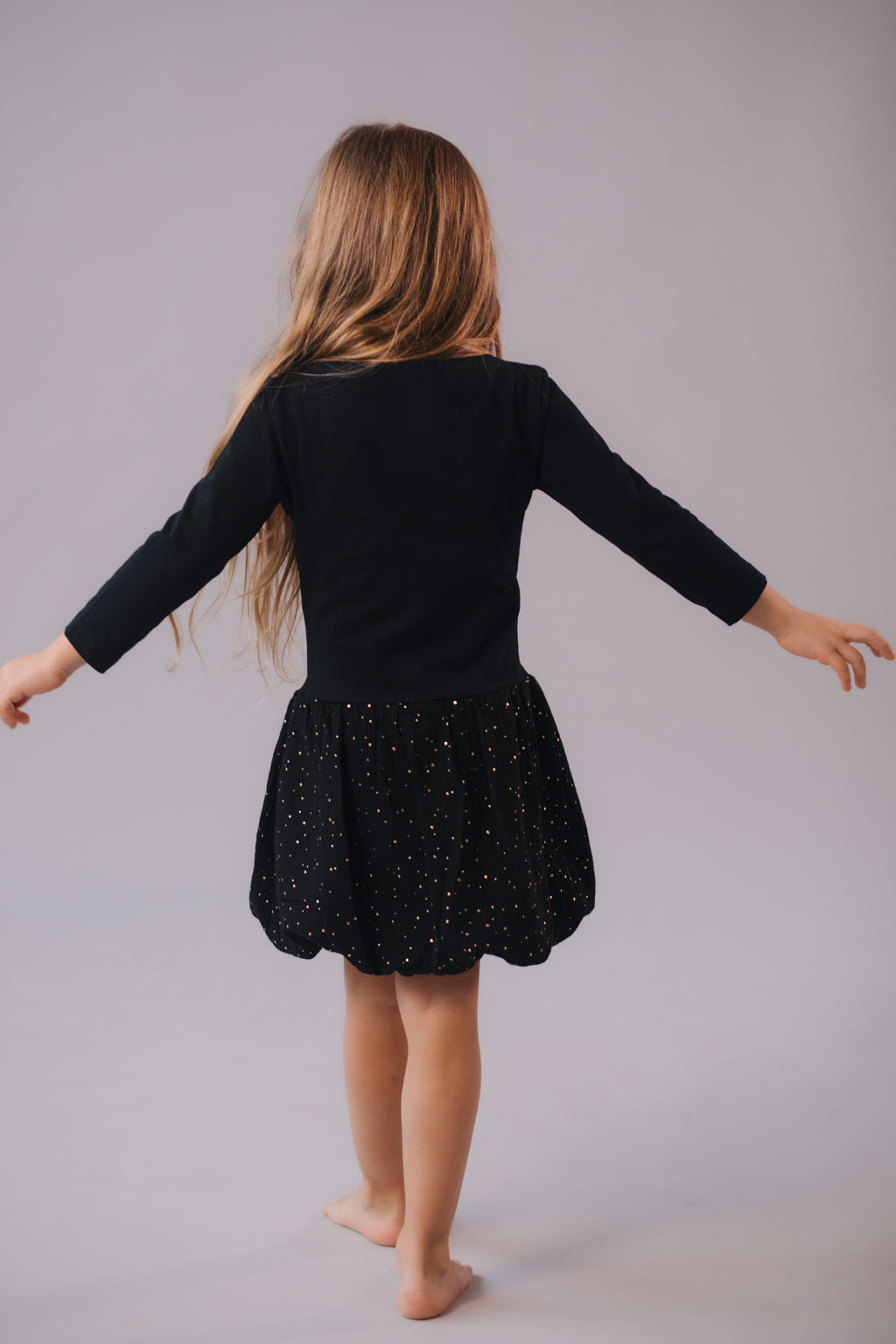 divci-saty-balonova-sukne-ke-kolenum-vrchni-dil-uplet-spodni-dil-muselin-lehkost-elegance-na-veceri-do-divadla-na-prochazky-zlate-tecky-cerna