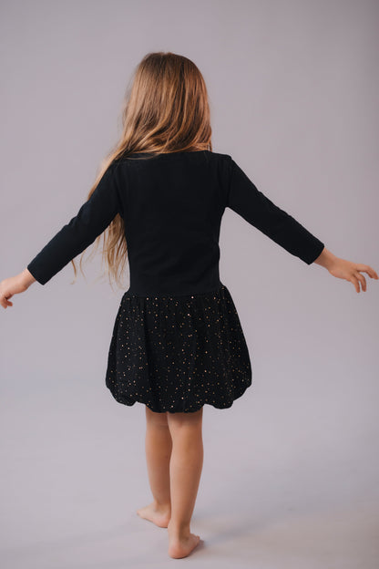 divci-saty-balonova-sukne-ke-kolenum-vrchni-dil-uplet-spodni-dil-muselin-lehkost-elegance-na-veceri-do-divadla-na-prochazky-zlate-tecky-cerna