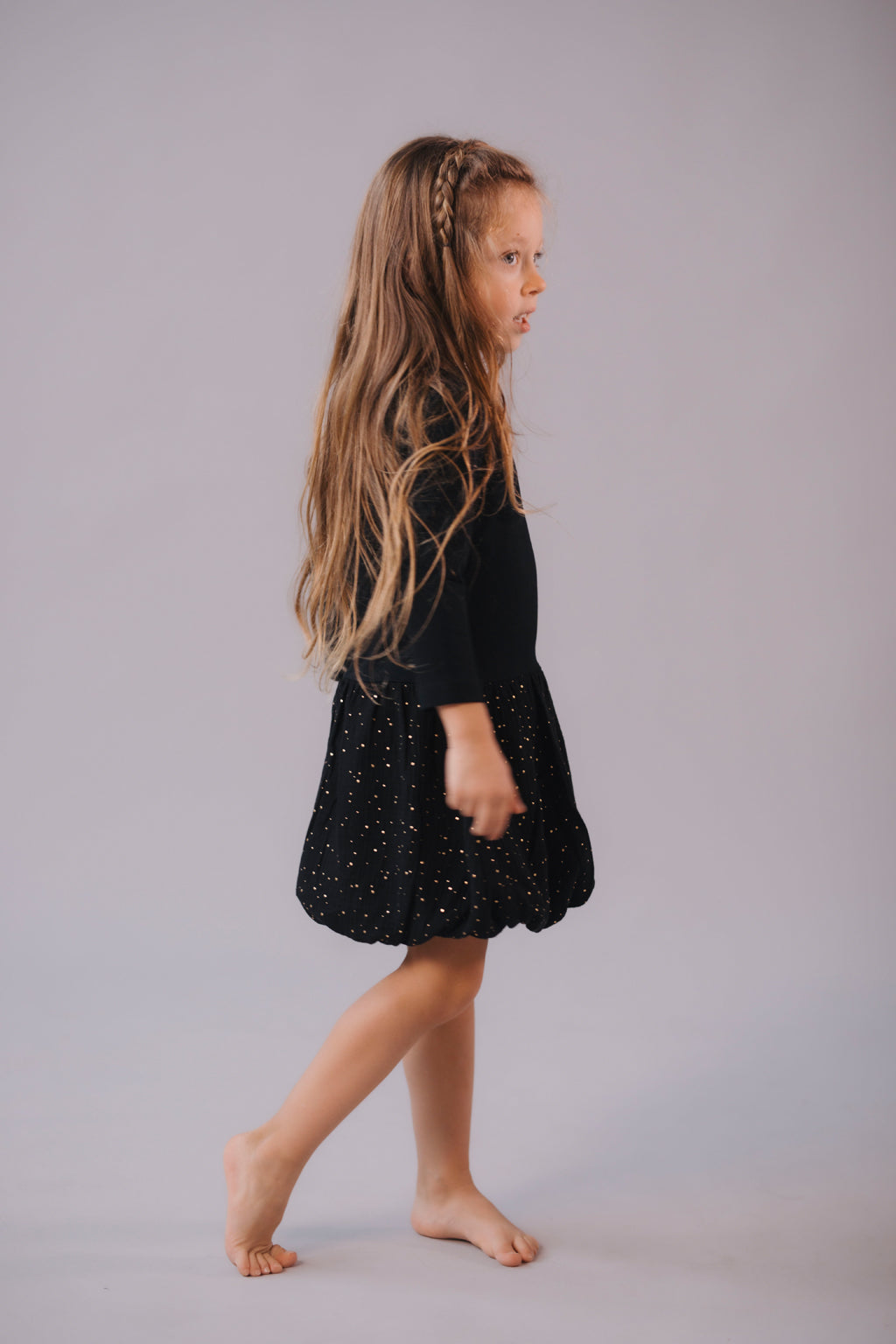 divci-saty-balonova-sukne-ke-kolenum-vrchni-dil-uplet-spodni-dil-muselin-lehkost-elegance-na-veceri-do-divadla-na-prochazky-zlate-tecky-cerna