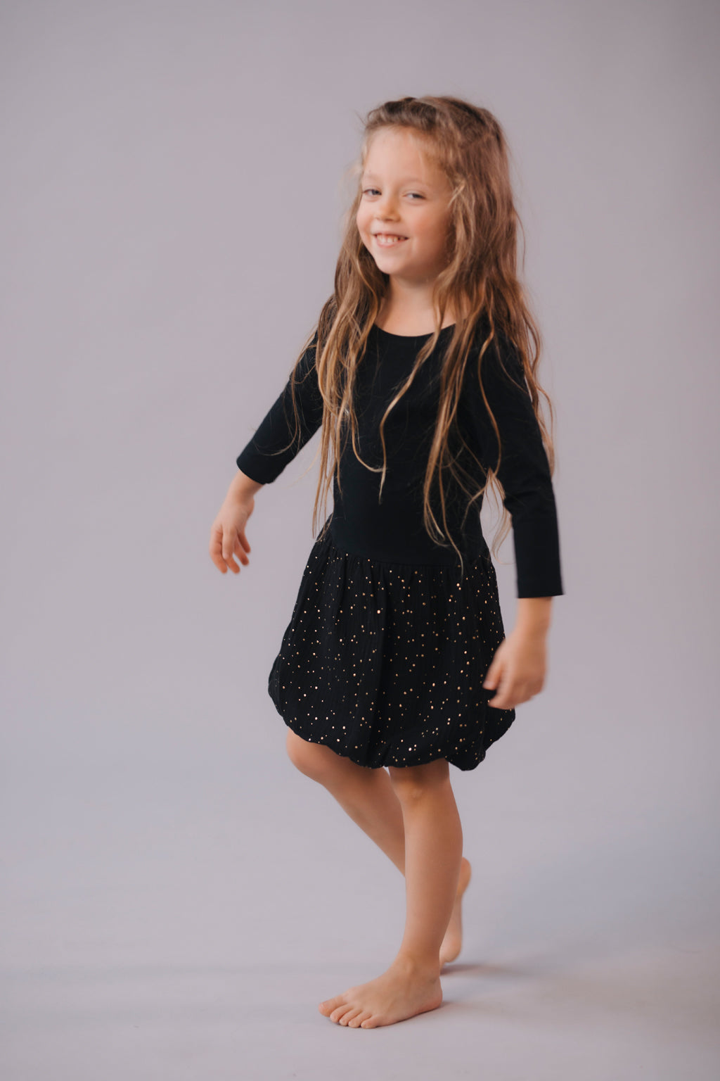 divci-saty-balonova-sukne-ke-kolenum-vrchni-dil-uplet-spodni-dil-muselin-lehkost-elegance-na-veceri-do-divadla-na-prochazky-zlate-tecky-cerna