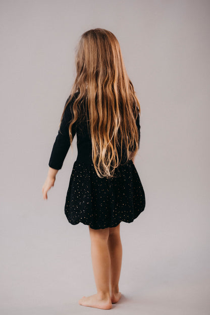 divci-saty-balonova-sukne-ke-kolenum-vrchni-dil-uplet-spodni-dil-muselin-lehkost-elegance-na-veceri-do-divadla-na-prochazky-zlate-tecky-cerna