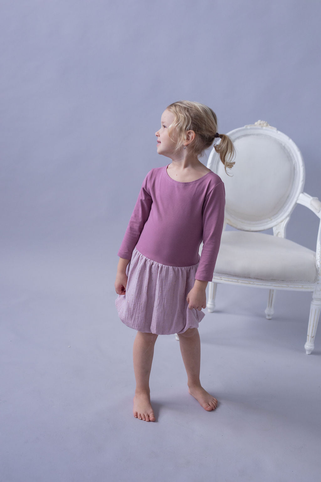 divci-saty-balonova-sukne-ke-kolenum-vrchni-dil-uplet-spodni-dil-muselin-lehkost-elegance-na-veceri-do-divadla-na-prochazky-ruzova-zlate-tecky