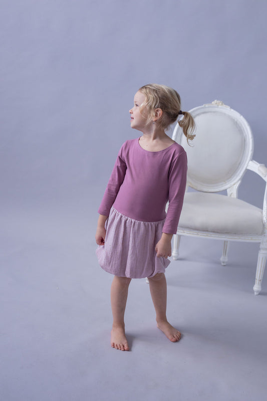 divci-saty-balonova-sukne-ke-kolenum-vrchni-dil-uplet-spodni-dil-muselin-lehkost-elegance-na-veceri-do-divadla-na-prochazky-ruzova-zlate-tecky