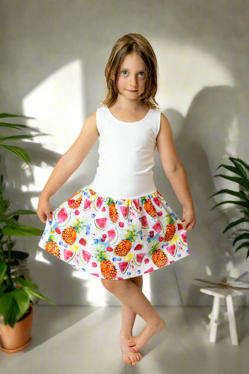 divci-saty-pruzne-pohodlne-úplet-nahoře-lehka- bohata-mušelínova-sukně-všestranné-nadčasové-styl-svoboda-ovoce