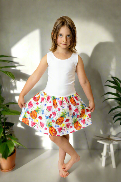 divci-saty-pruzne-pohodlne-úplet-nahoře-lehka- bohata-mušelínova-sukně-všestranné-nadčasové-styl-svoboda-ovoce