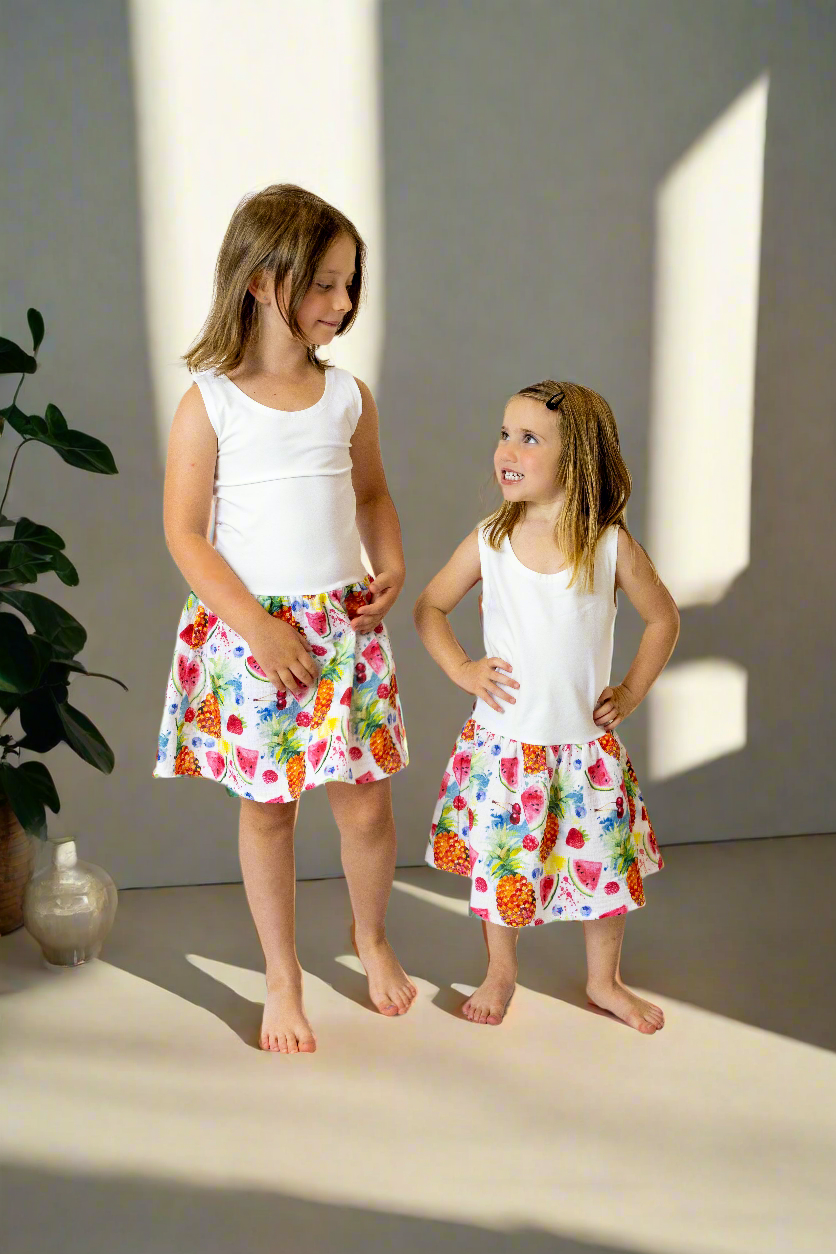 divci-saty-pruzne-pohodlne-úplet-nahoře-lehka- bohata-mušelínova-sukně-všestranné-nadčasové-styl-svoboda-ovoce