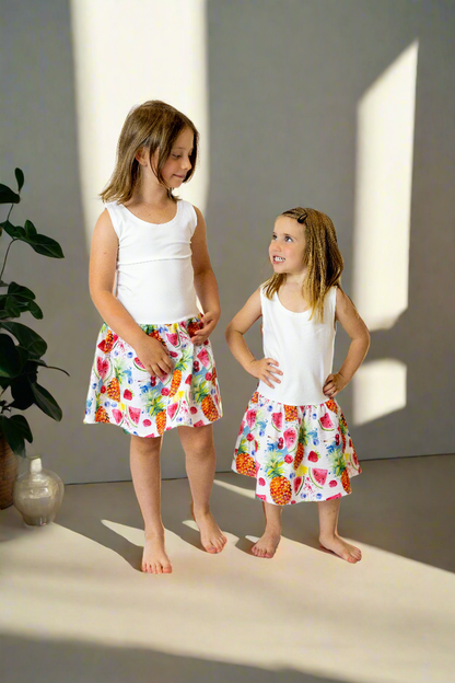 divci-saty-pruzne-pohodlne-úplet-nahoře-lehka- bohata-mušelínova-sukně-všestranné-nadčasové-styl-svoboda-ovoce