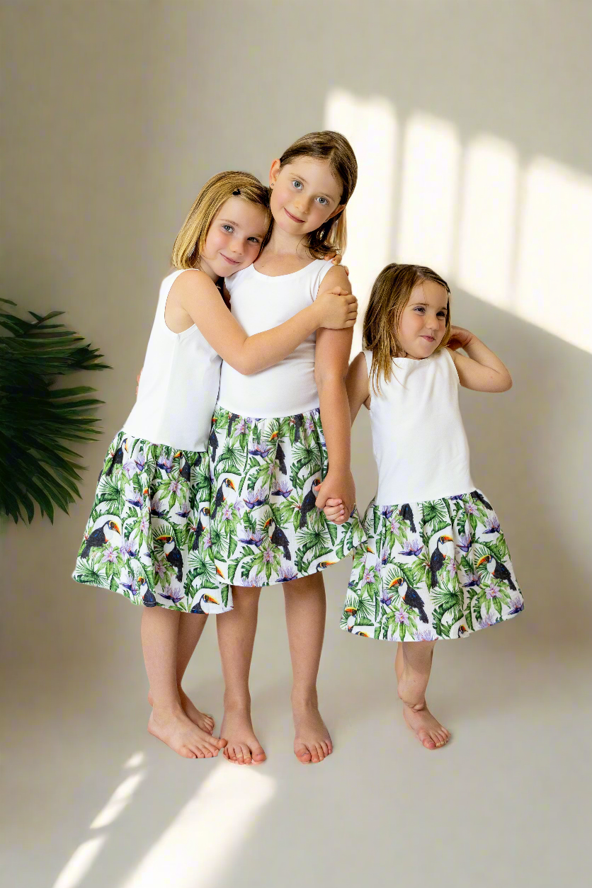 divci-saty-pruzne-pohodlne-úplet-nahoře-lehka- bohata-mušelínova-sukně-všestranné-nadčasové-styl-svoboda-tukani