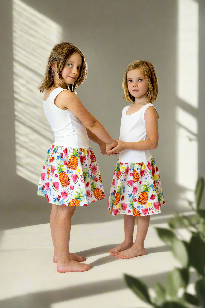 divci-saty-pruzne-pohodlne-úplet-nahoře-lehka- bohata-mušelínova-sukně-všestranné-nadčasové-styl-svoboda-ovoce