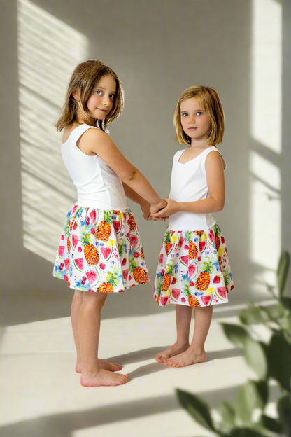 divci-saty-pruzne-pohodlne-úplet-nahoře-lehka- bohata-mušelínova-sukně-všestranné-nadčasové-styl-svoboda-ovoce