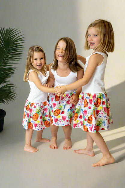 divci-saty-pruzne-pohodlne-úplet-nahoře-lehka- bohata-mušelínova-sukně-všestranné-nadčasové-styl-svoboda-ovoce