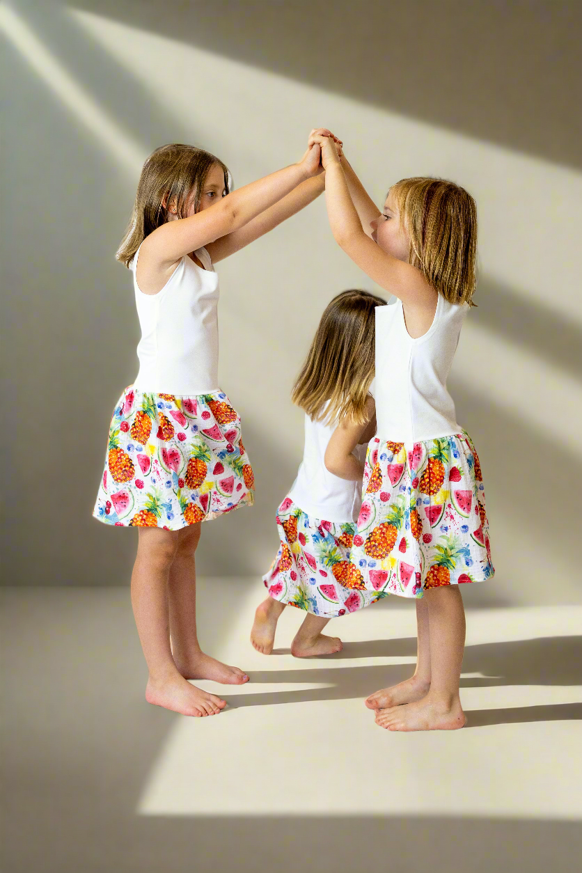 divci-saty-pruzne-pohodlne-úplet-nahoře-lehka- bohata-mušelínova-sukně-všestranné-nadčasové-styl-svoboda-ovoce