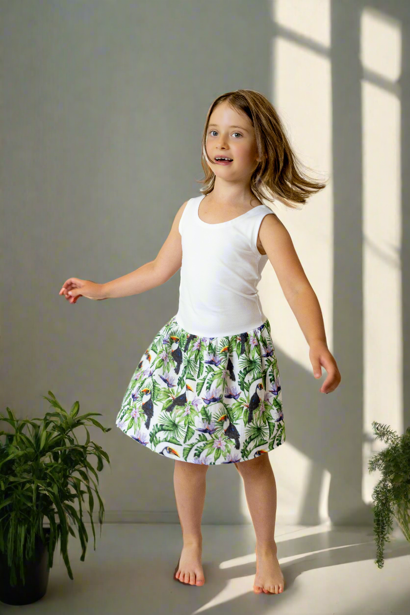 divci-saty-pruzne-pohodlne-úplet-nahoře-lehka- bohata-mušelínova-sukně-všestranné-nadčasové-styl-svoboda-tukani