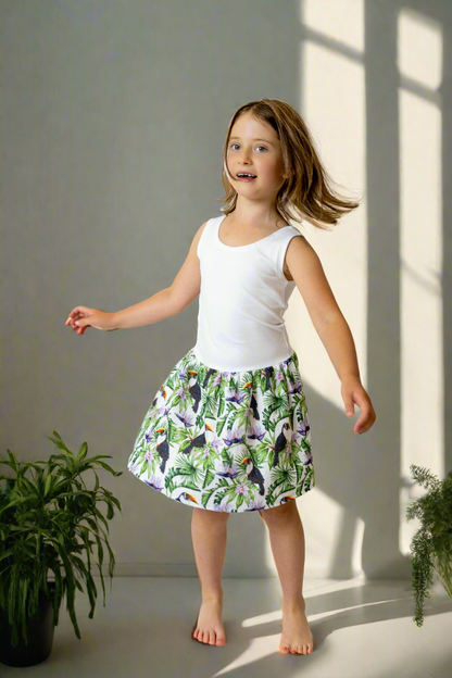 divci-saty-pruzne-pohodlne-úplet-nahoře-lehka- bohata-mušelínova-sukně-všestranné-nadčasové-styl-svoboda-tukani