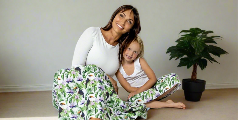 divci-saty-pruzne-pohodlne-úplet-nahoře-lehka- bohata-mušelínova-sukně-všestranné-nadčasové-styl-svoboda-tukani