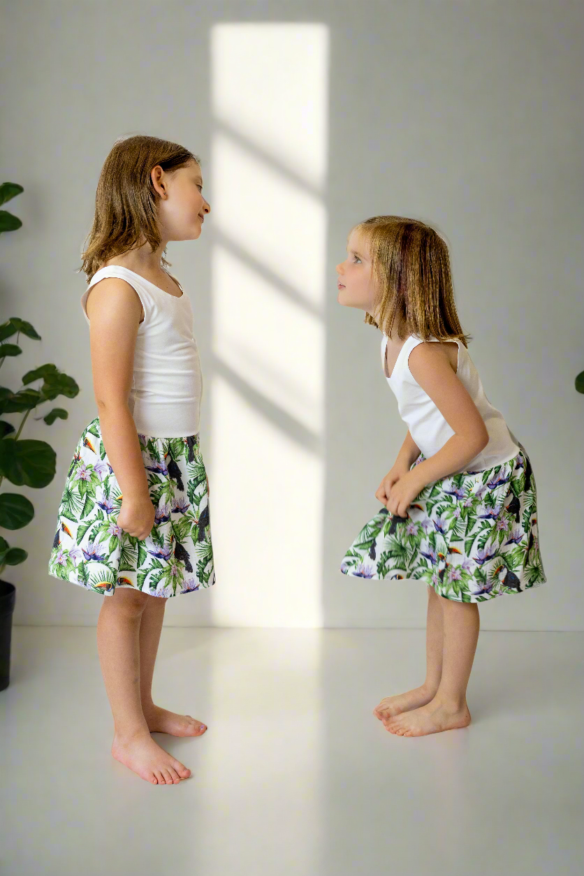 divci-saty-pruzne-pohodlne-úplet-nahoře-lehka- bohata-mušelínova-sukně-všestranné-nadčasové-styl-svoboda-tukani