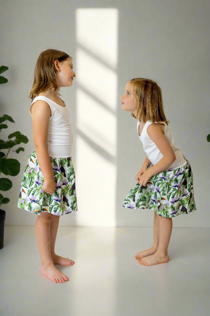 divci-saty-pruzne-pohodlne-úplet-nahoře-lehka- bohata-mušelínova-sukně-všestranné-nadčasové-styl-svoboda-tukani