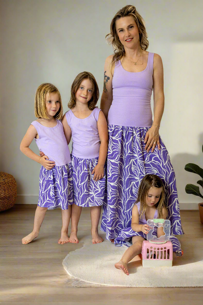 divci-saty-pruzne-pohodlne-úplet-nahoře-lehka- bohata-mušelínova-sukně-všestranné-nadčasové-styl-svoboda-purple-abstract