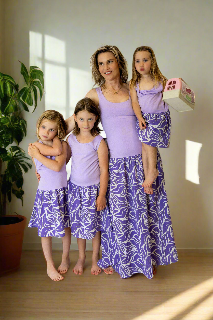 divci-saty-pruzne-pohodlne-úplet-nahoře-lehka- bohata-mušelínova-sukně-všestranné-nadčasové-styl-svoboda-purple-abstract