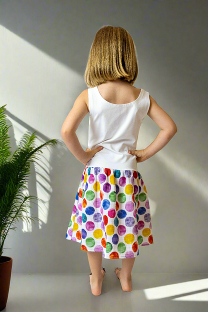 divci-saty-pruzne-pohodlne-úplet-nahoře-lehka- bohata-mušelínova-sukně-všestranné-nadčasové-styl-svoboda-color-dots