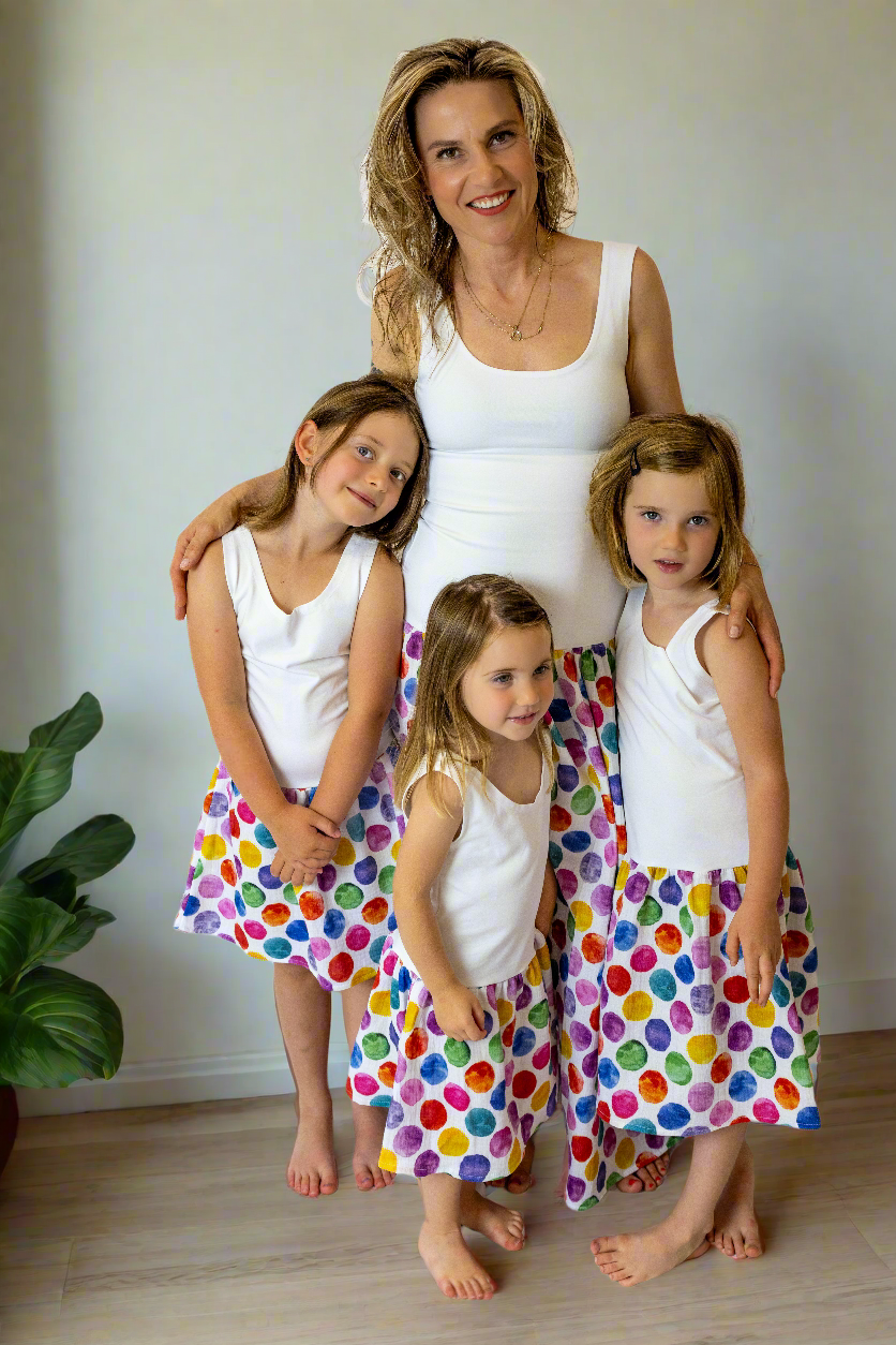 divci-saty-pruzne-pohodlne-úplet-nahoře-lehka- bohata-mušelínova-sukně-všestranné-nadčasové-styl-svoboda-color-dots