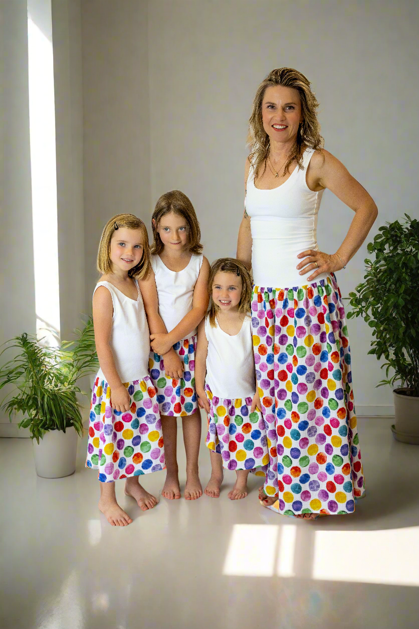 divci-saty-pruzne-pohodlne-úplet-nahoře-lehka- bohata-mušelínova-sukně-všestranné-nadčasové-styl-svoboda-color-dots