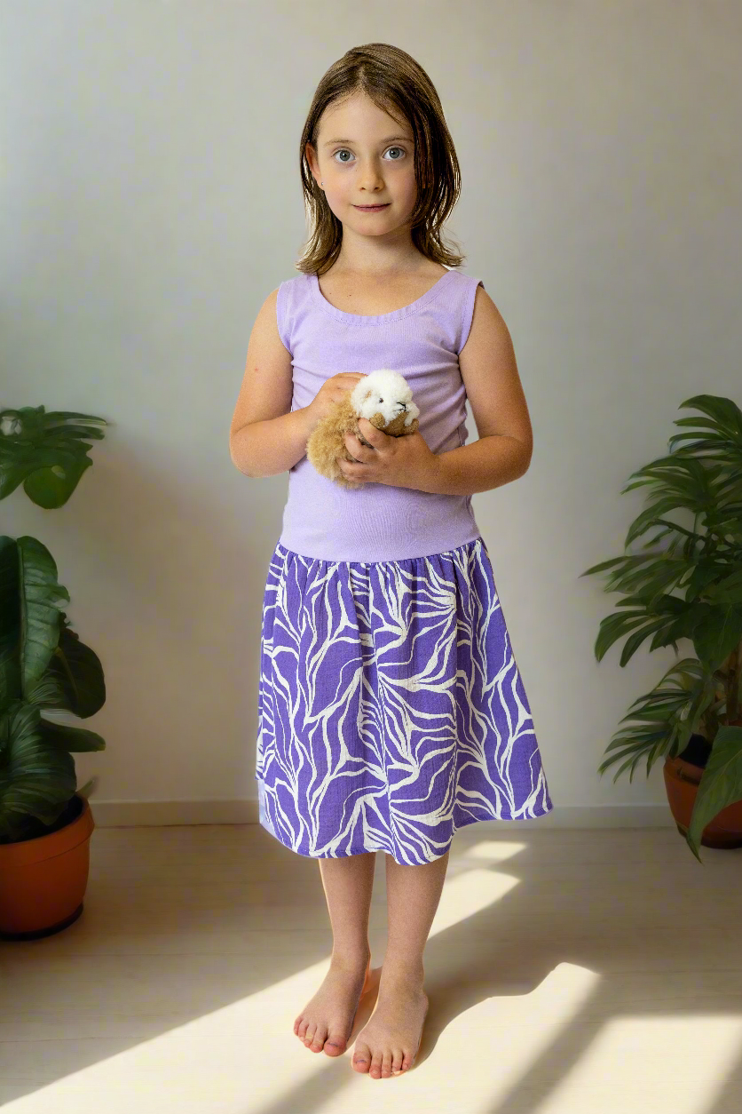 divci-saty-pruzne-pohodlne-úplet-nahoře-lehka- bohata-mušelínova-sukně-všestranné-nadčasové-styl-svoboda-purple-abstract