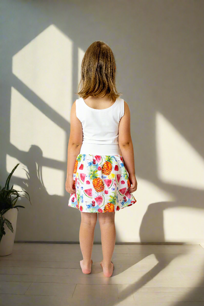 divci-saty-pruzne-pohodlne-úplet-nahoře-lehka- bohata-mušelínova-sukně-všestranné-nadčasové-styl-svoboda-ovoce