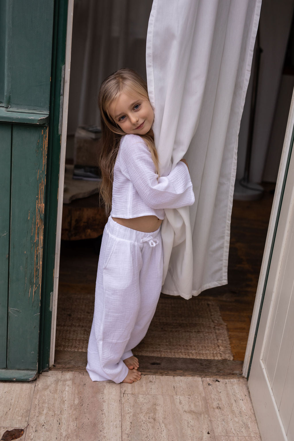 divci-top-měkký-prodyšný-mušelín-stylový-volný-široky-rukáv-Ideální-pro-každodenní-nošení-letní-večery-Lehkost-elegance-volnost-pro-teplé-dny-do-školy-hřiště-bila