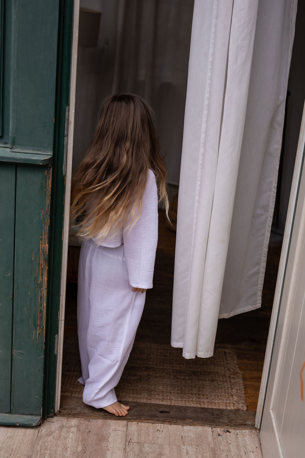 divci-top-měkký-prodyšný-mušelín-stylový-volný-široky-rukáv-Ideální-pro-každodenní-nošení-letní-večery-Lehkost-elegance-volnost-pro-teplé-dny-do-školy-hřiště-bila