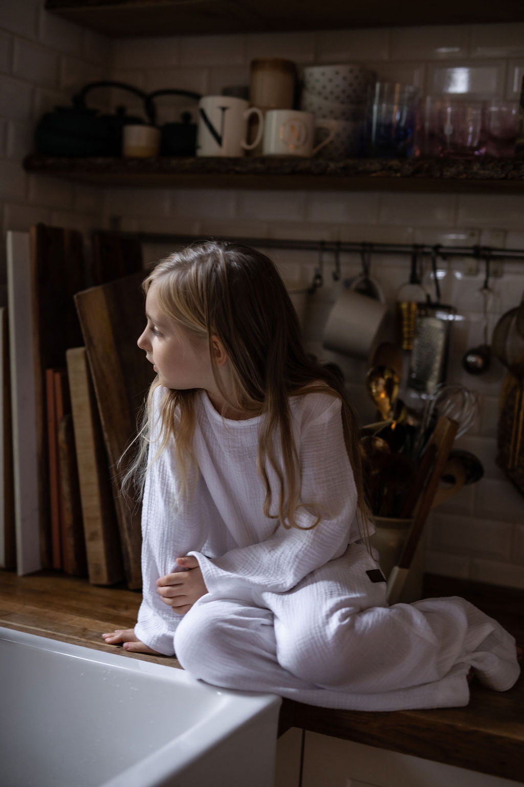 divci-top-měkký-prodyšný-mušelín-stylový-volný-široky-rukáv-Ideální-pro-každodenní-nošení-letní-večery-Lehkost-elegance-volnost-pro-teplé-dny-do-školy-hřiště-bila