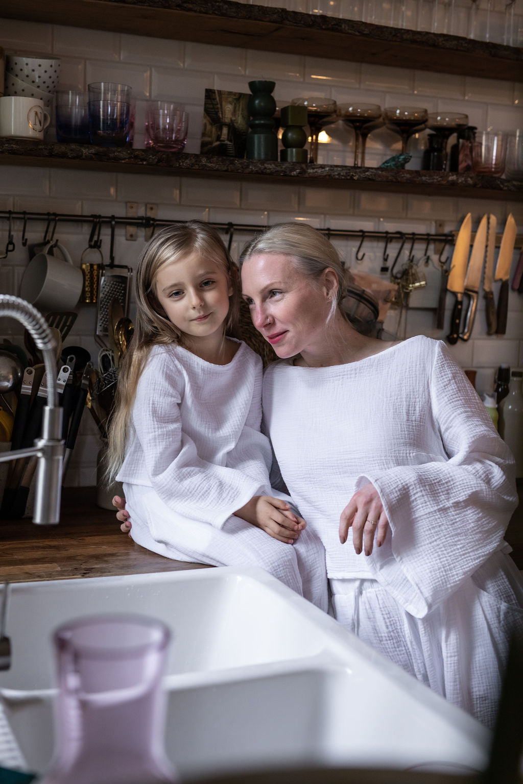 divci-top-měkký-prodyšný-mušelín-stylový-volný-široky-rukáv-Ideální-pro-každodenní-nošení-letní-večery-Lehkost-elegance-volnost-pro-teplé-dny-do-školy-hřiště-bila